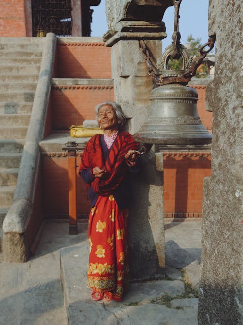 Kostenloses Stock Foto zu buddhist, frau, glocke