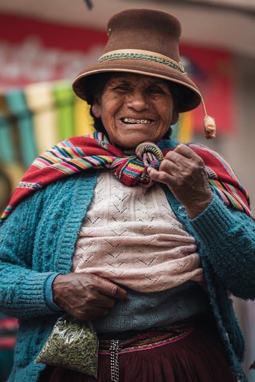 Senhora De Traje De Cusco Feliz
