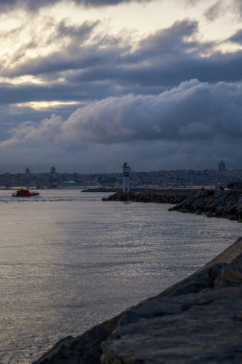 Бесплатное стоковое фото с береговая линия, вертикальный выстрел, живописное небо