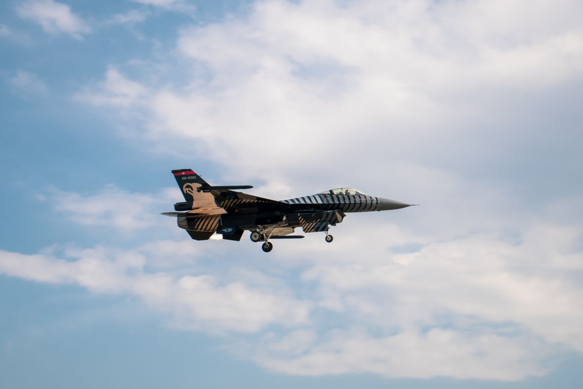 Caza F-16 en vuelo sobre un cielo azul despejado