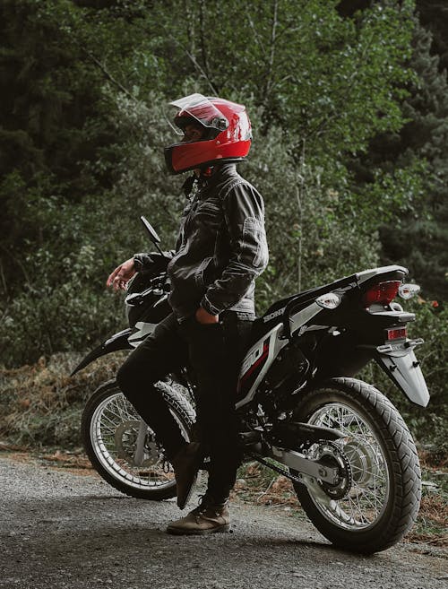 Foto profissional grátis de aventura, capacete vermelho, cavaleiro