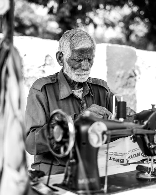 Fotos de stock gratuitas de anciano, artesano, blanco y negro