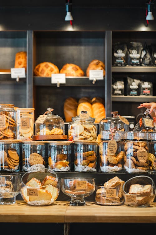 café chez cousin a QUébec, pot en verre avec des biscuits et des gateaux