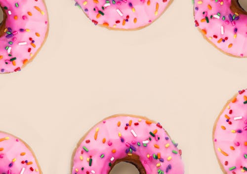 粉紅甜甜圈的特寫照片