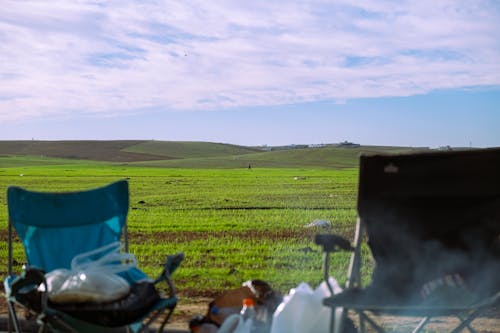 Foto profissional grátis de acampamento, área, cadeiras dobráveis