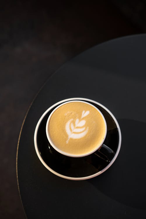 Ilmainen kuvapankkikuva tunnisteilla cappuccino, kahvi, kukka kuvio