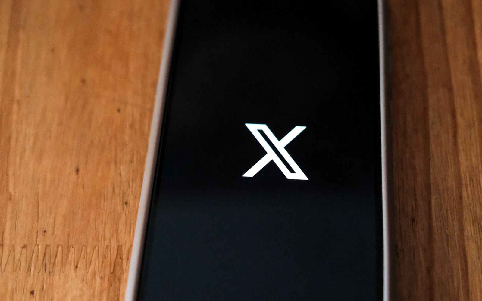 Smartphone utilisé pour les réseaux sociaux, photo Pexels
