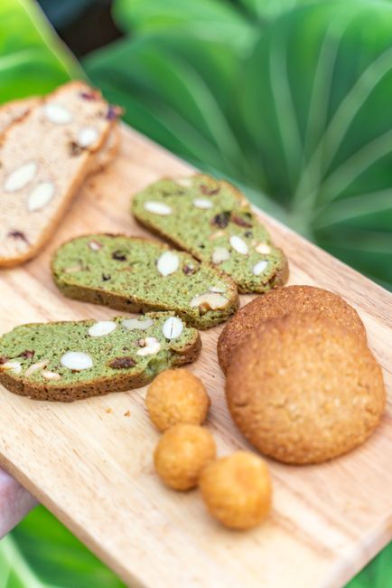 Bánh Biscotti: Ăn Vặt Lành Mạnh, Giữ Dáng Cho Người Ăn Kiêng 2026 4 Green almond biscotti and cookies on a board, Dalat, Vietnam.