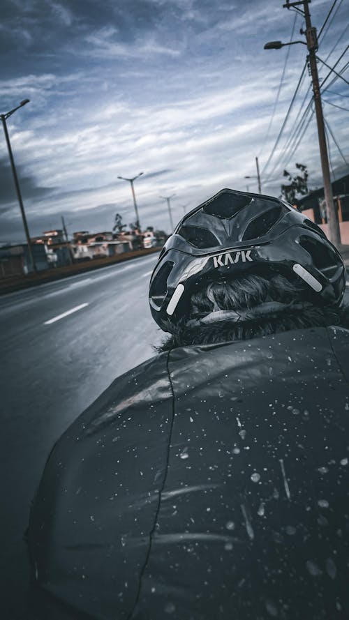 Základová fotografie zdarma na téma helma, kolo, parkoviště pro kola