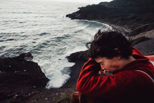 deniz, gözler kapalı, Kadın içeren Ücretsiz stok fotoğraf