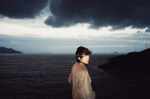 Безкоштовне стокове фото на тему «азіатський чоловік, берег, вид ззаду»