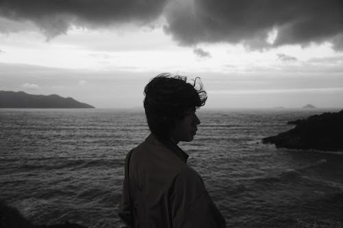 Základová fotografie zdarma na téma černobílý, krátké vlasy, moře