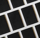 黑色笔记本以几何图案在白色背景上艺术展示