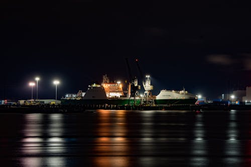 Foto profissional grátis de ancorado, costa, embarcação