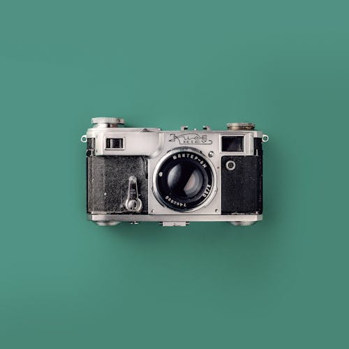 Kostenlos Graue Und Schwarze Kamera Auf Grünem Hintergrund Stock-Foto