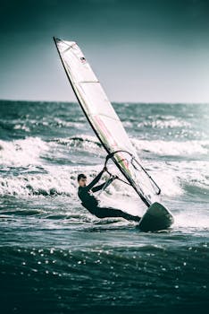 一个男人在海上冲浪，捕捉惊心动魄的动作与冒险图像