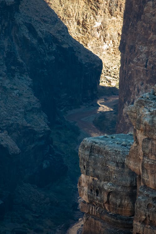 Бесплатное стоковое фото с вертикальный выстрел, каньон, пейзаж