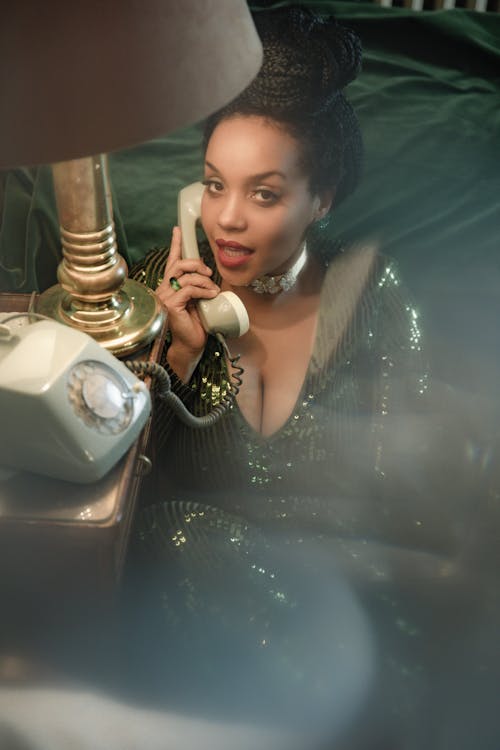 Безкоштовне стокове фото на тему «girl, home phone, jazz funk»