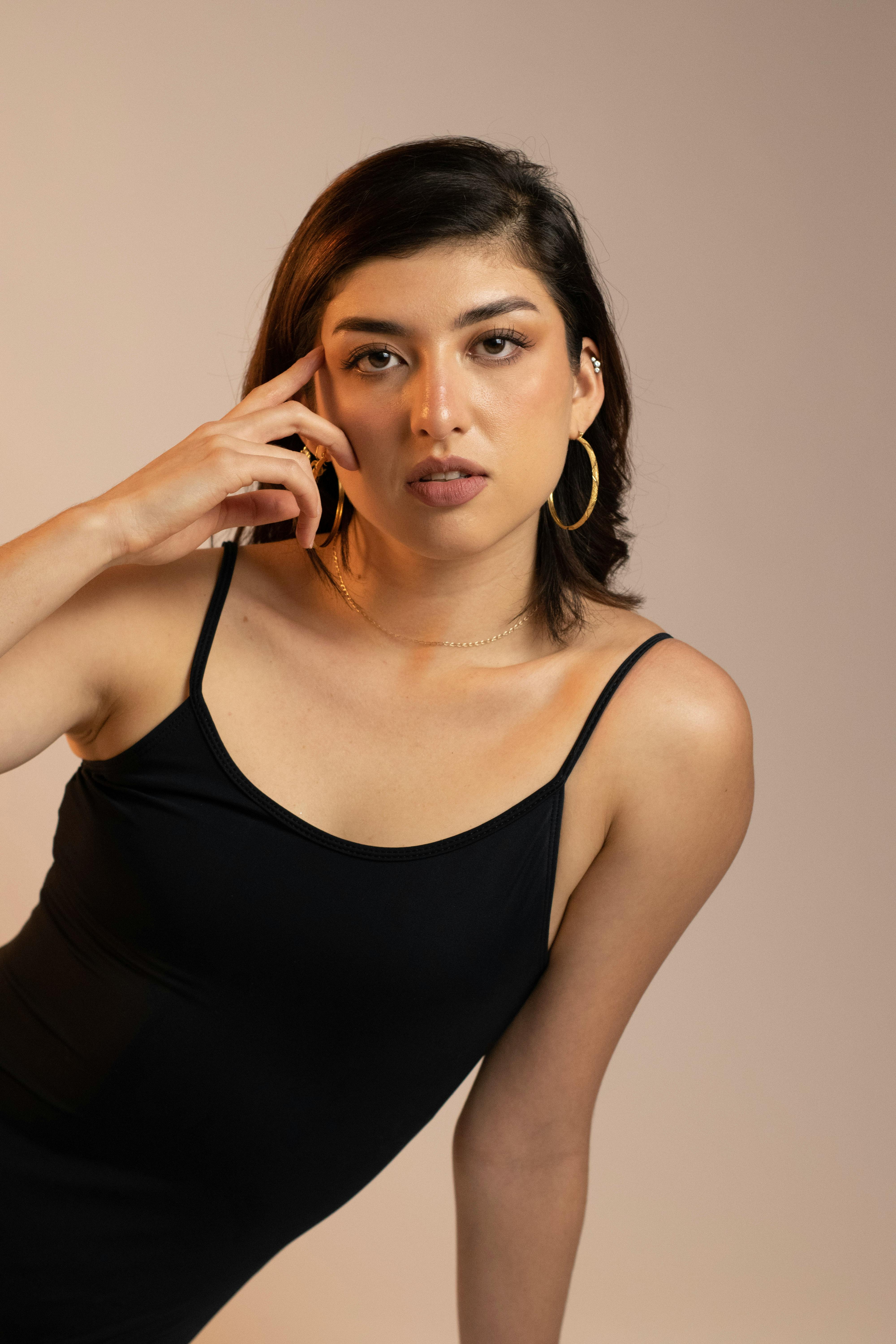 bezplatná Základová fotografie zdarma na téma brunetka, černé body, černý oblek Základová fotografie