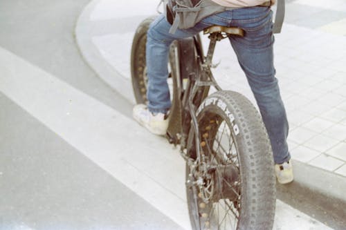 Kostenloses Stock Foto zu beine, dicke reifen, elektrisches fahrrad