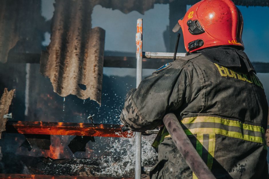 Incendiu devastator la o hală pe Bd. Basarabia, sector 3 - Pompierii în luptă cu flăcările și fumul dens!