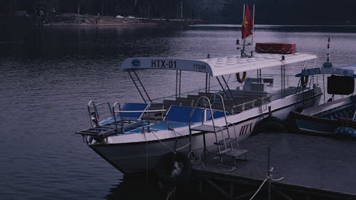 Darmowe zdjęcie z galerii z łódź turystyczna, molo, podróż