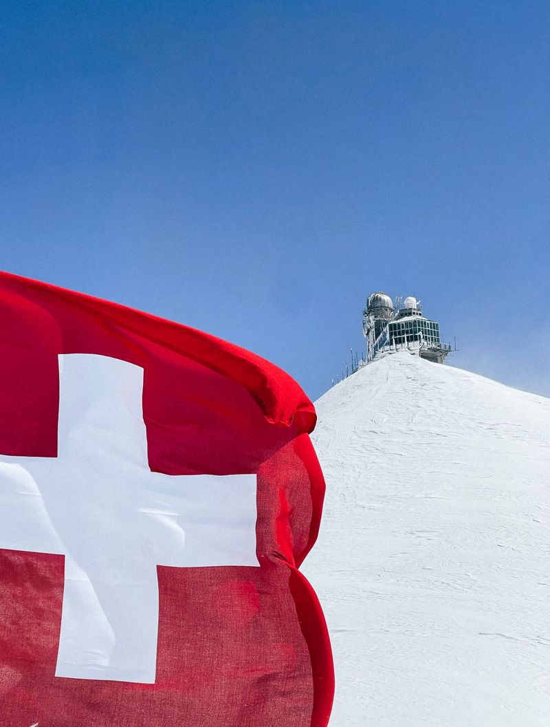 Steagul elvețian lângă observatorul Sphinx de la Jungfraujoch