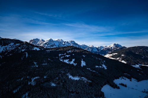 Бесплатное стоковое фото с большая высота, голубое небо, горный хребет