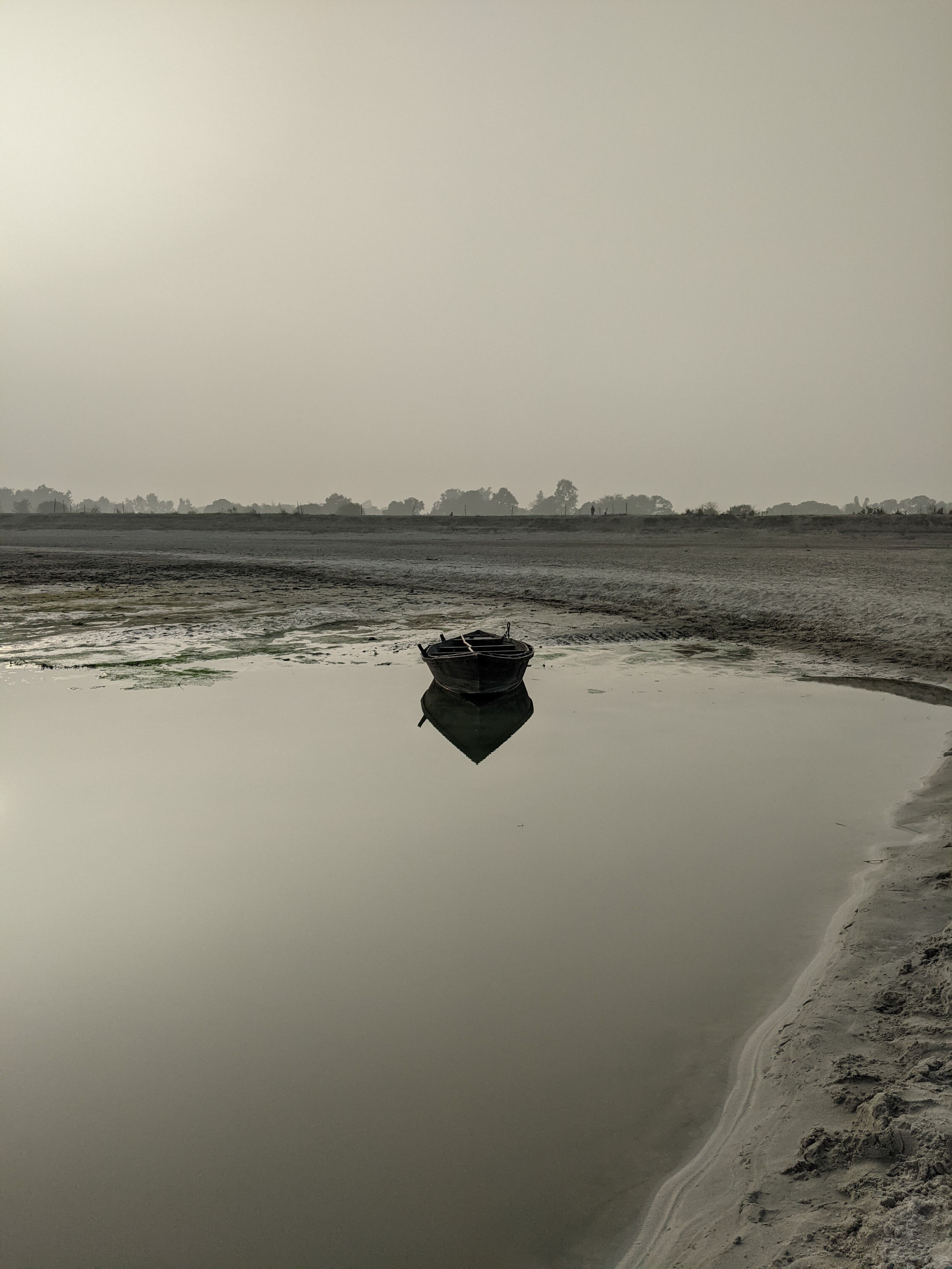 Boat Reflecting in lake at Dawn · Free Stock Photo