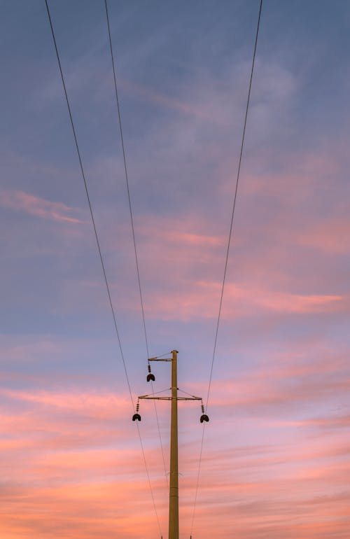 Бесплатное стоковое фото с вертикальный выстрел, живописное небо, провода