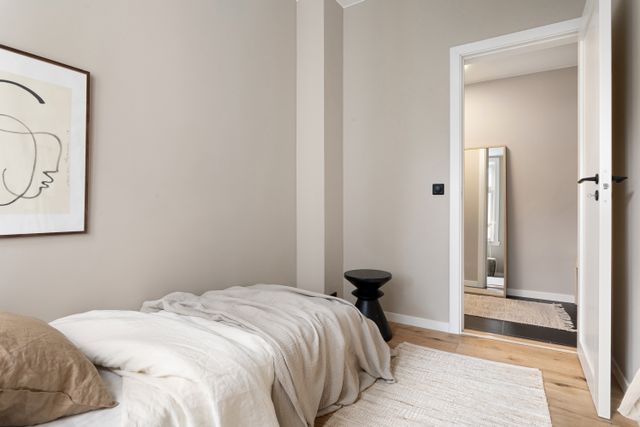 Dormitorio sereno con textiles suaves y luz natural
