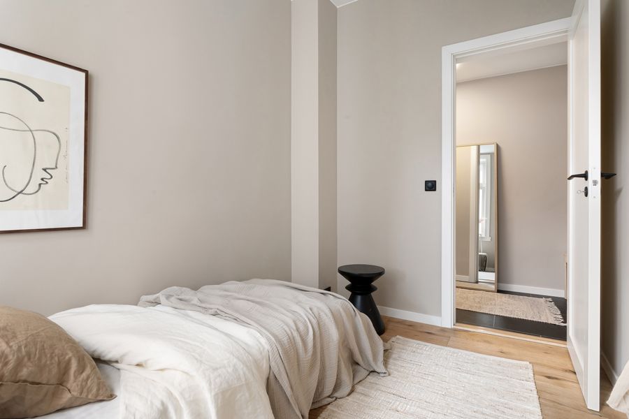 Dormitorio sereno con textiles suaves y luz natural