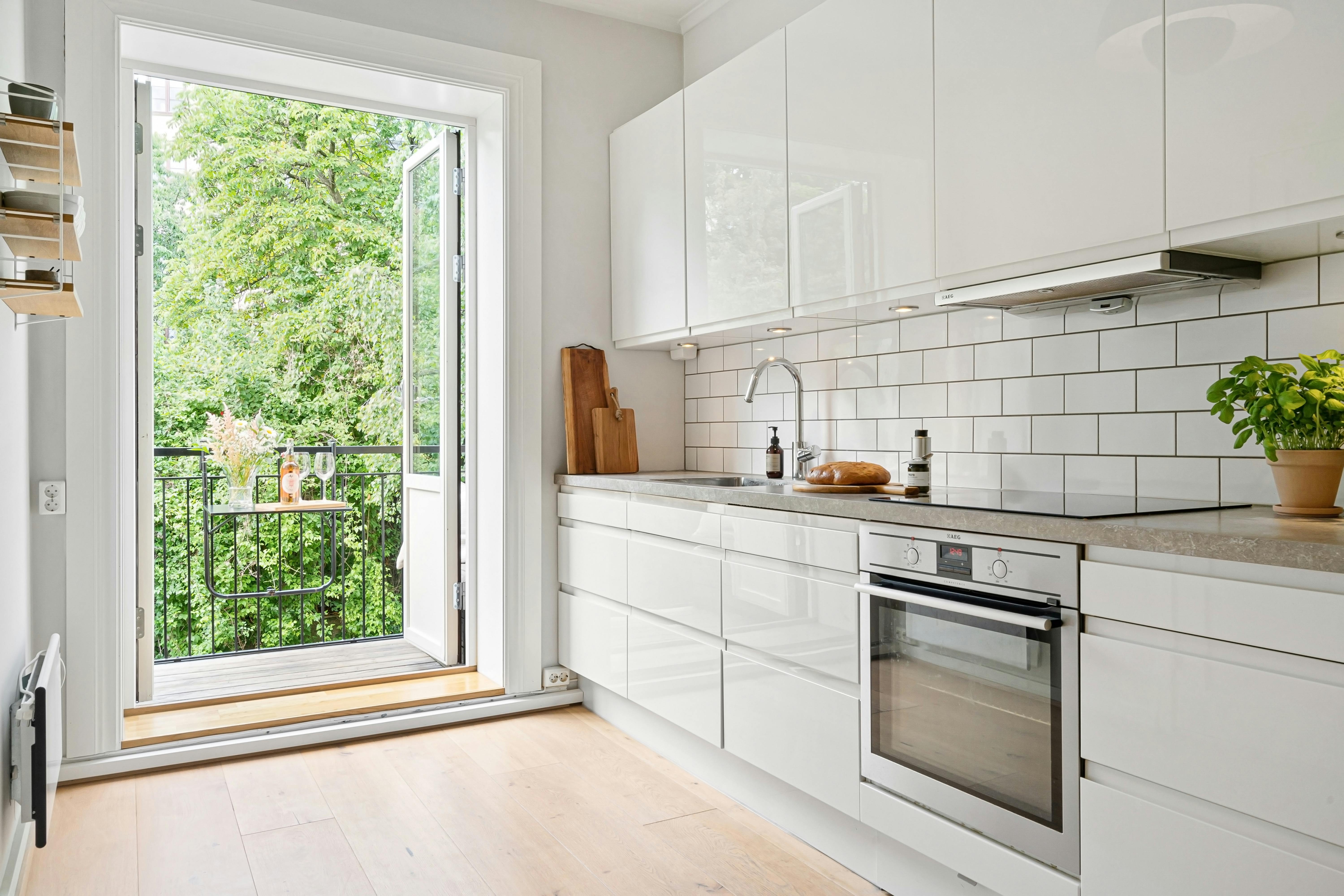 Moderne helle Küche mit geschlossener Tür und sauberer Arbeitsplatte, Fokus auf Geruchskontrolle beim Kochen