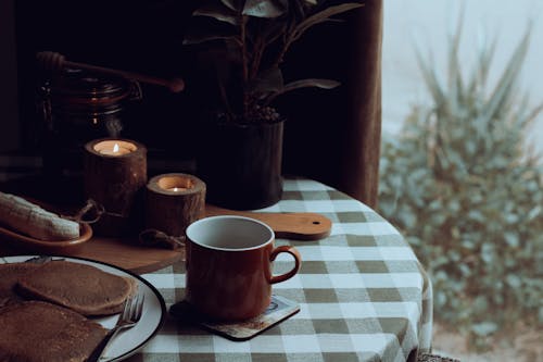 Kostenloses Stock Foto zu braune tasse, frühstück, getränk