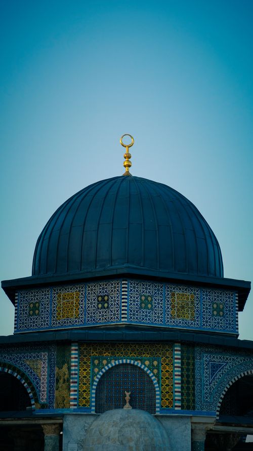 Free Vertical shot of the Dome of the Chain at dusk in Jerusalem, showcasing intricate Islamic architecture. Stock Photo