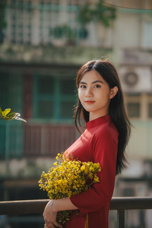 Základová fotografie zdarma na téma brunetka, červené šaty, květiny