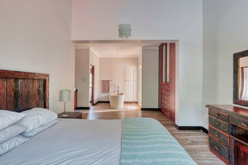 Free Elegant bedroom showcasing modern interior design and wooden furniture. Stock Photo