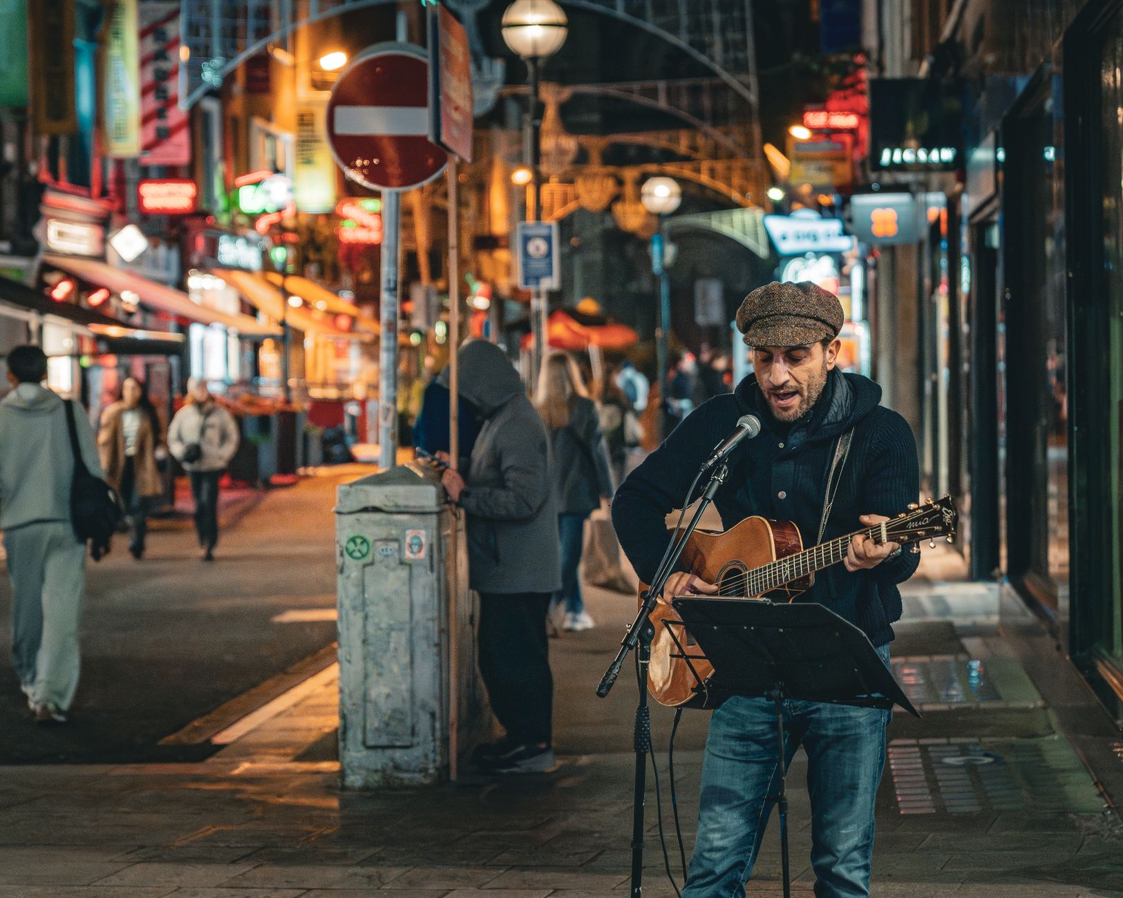 Der Straßenmusiker mit Gitarre
