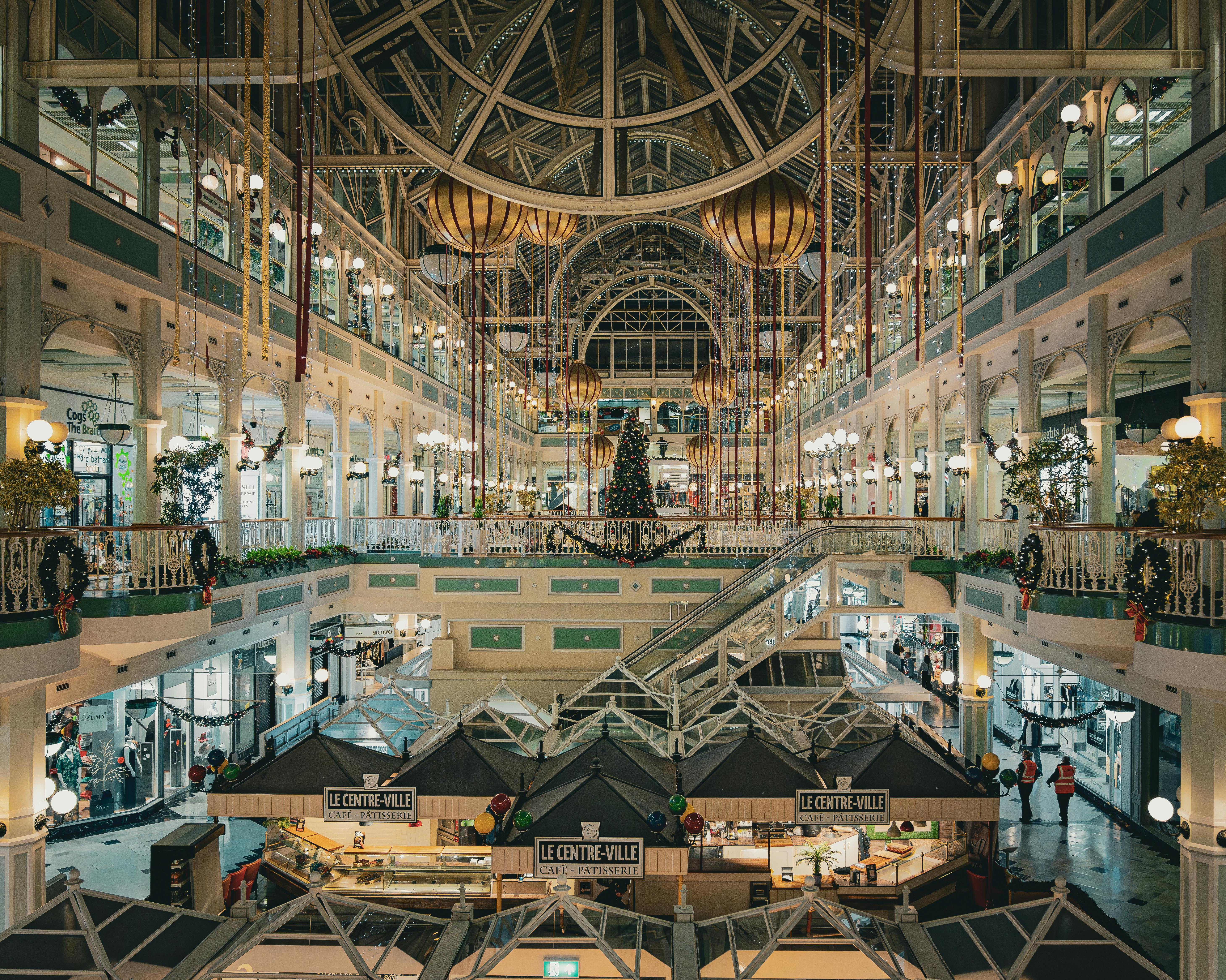 Alışveriş merkezi ve dijital görünüm