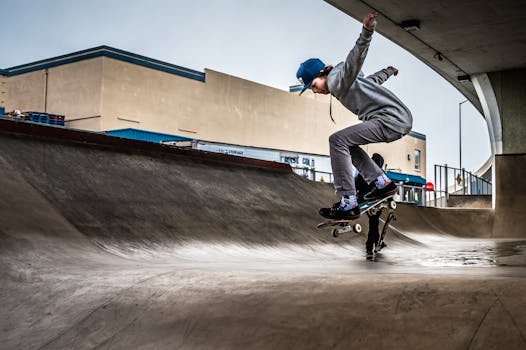 滑板运动员在城市滑板公园展示平衡与技巧