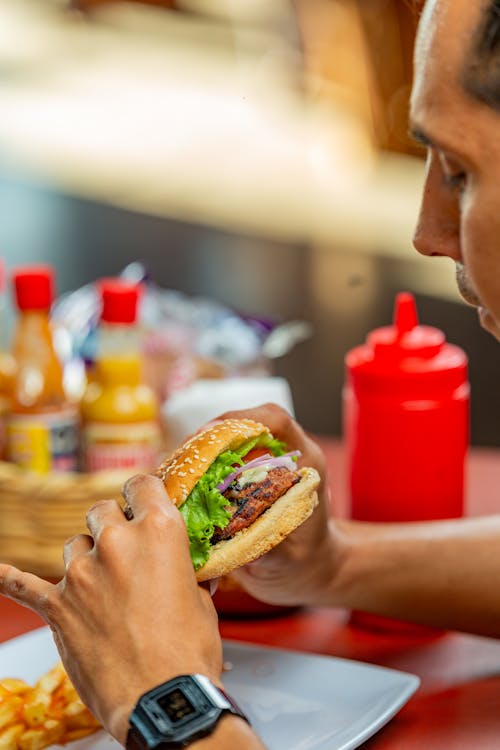 Imagine de stoc gratuită din burger, cartofi prăjiți, fotografiere verticală