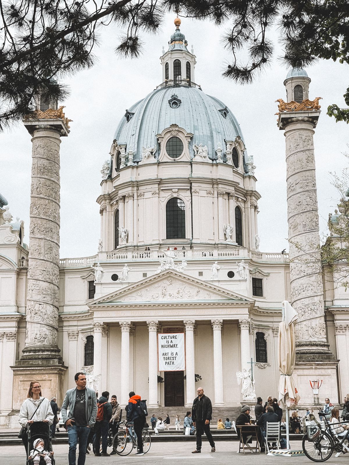 Unde te cazezi în Viena - Karlskirche lângă Karlsplatz