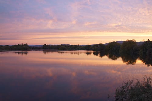 akşam karanlığı, göl, gün batımı içeren Ücretsiz stok fotoğraf