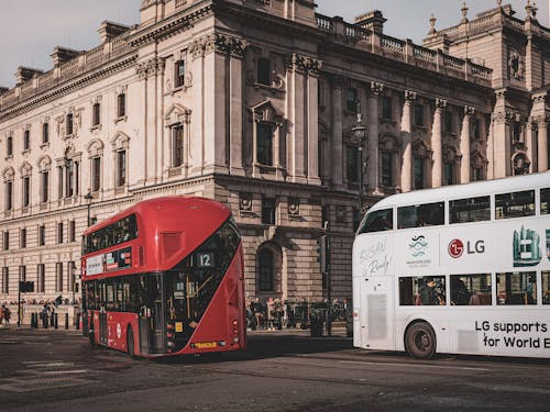 Fotos de stock gratuitas de arquitectura, autobuses, calle