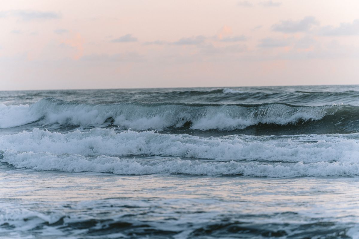 夕暮れの海と波のイメージ