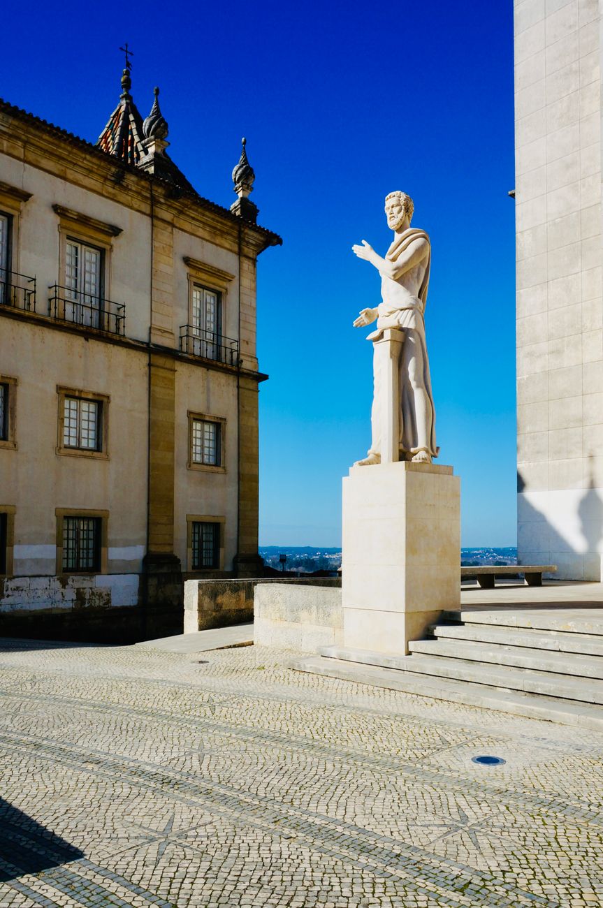 Motorradfahrer verliert Kontrolle in Coimbra und kollidiert mit Müllwagen