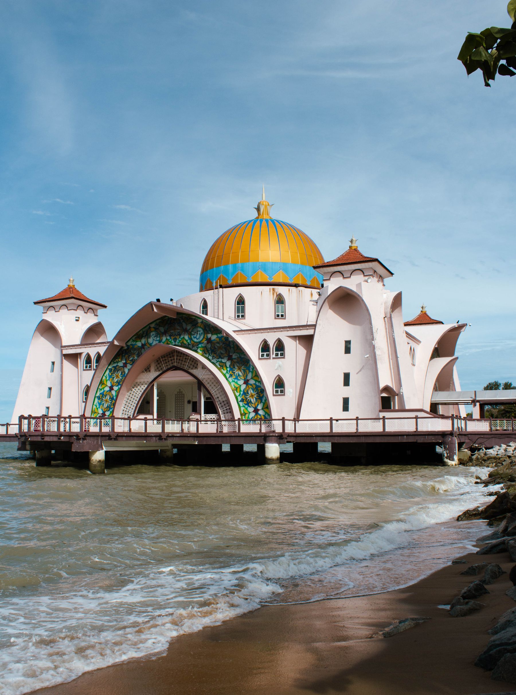 Masjid Selat Melaka di tepi pantai
