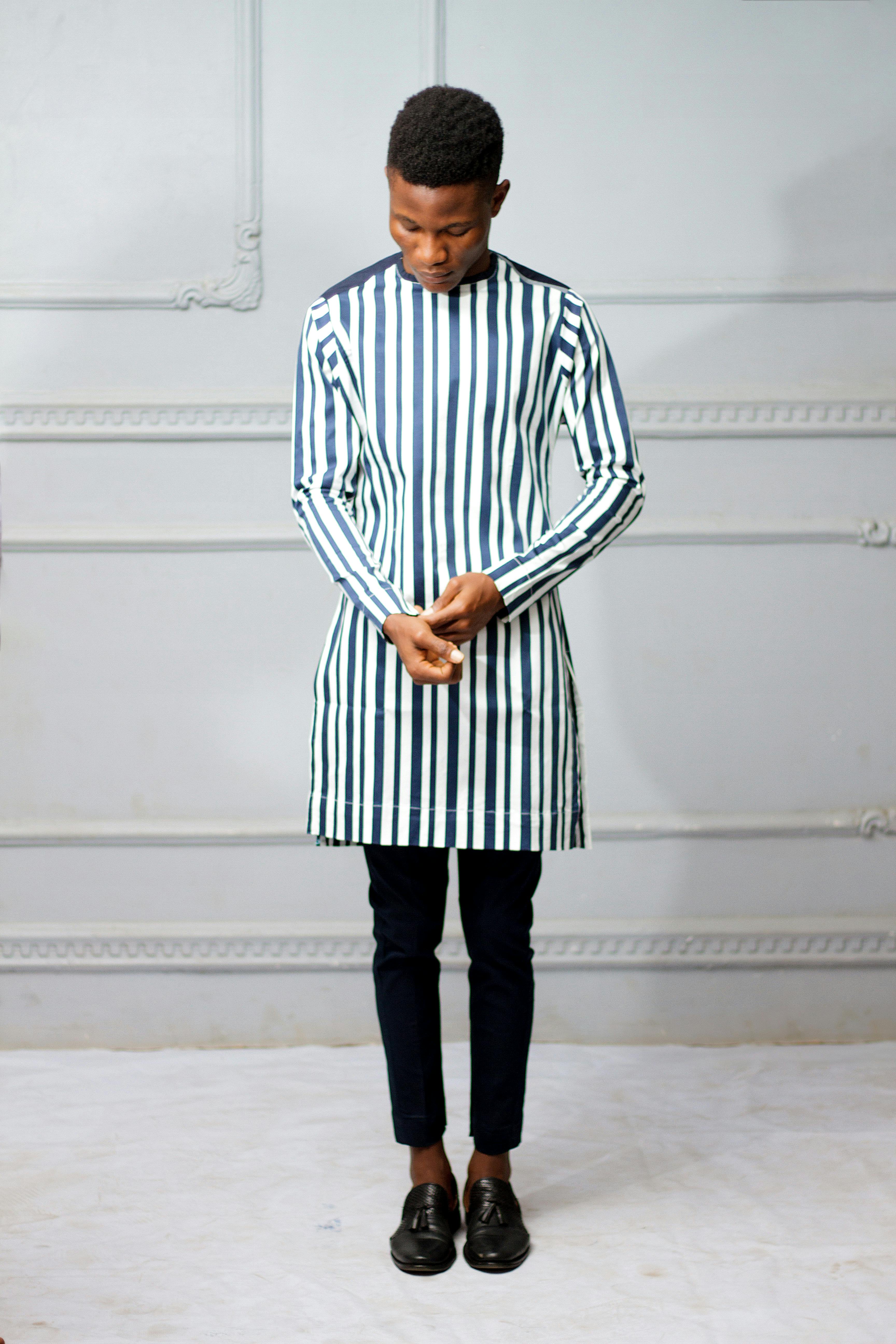 Gratis Pria Mengenakan Kemeja Lengan Panjang Bergaris Foto Stok