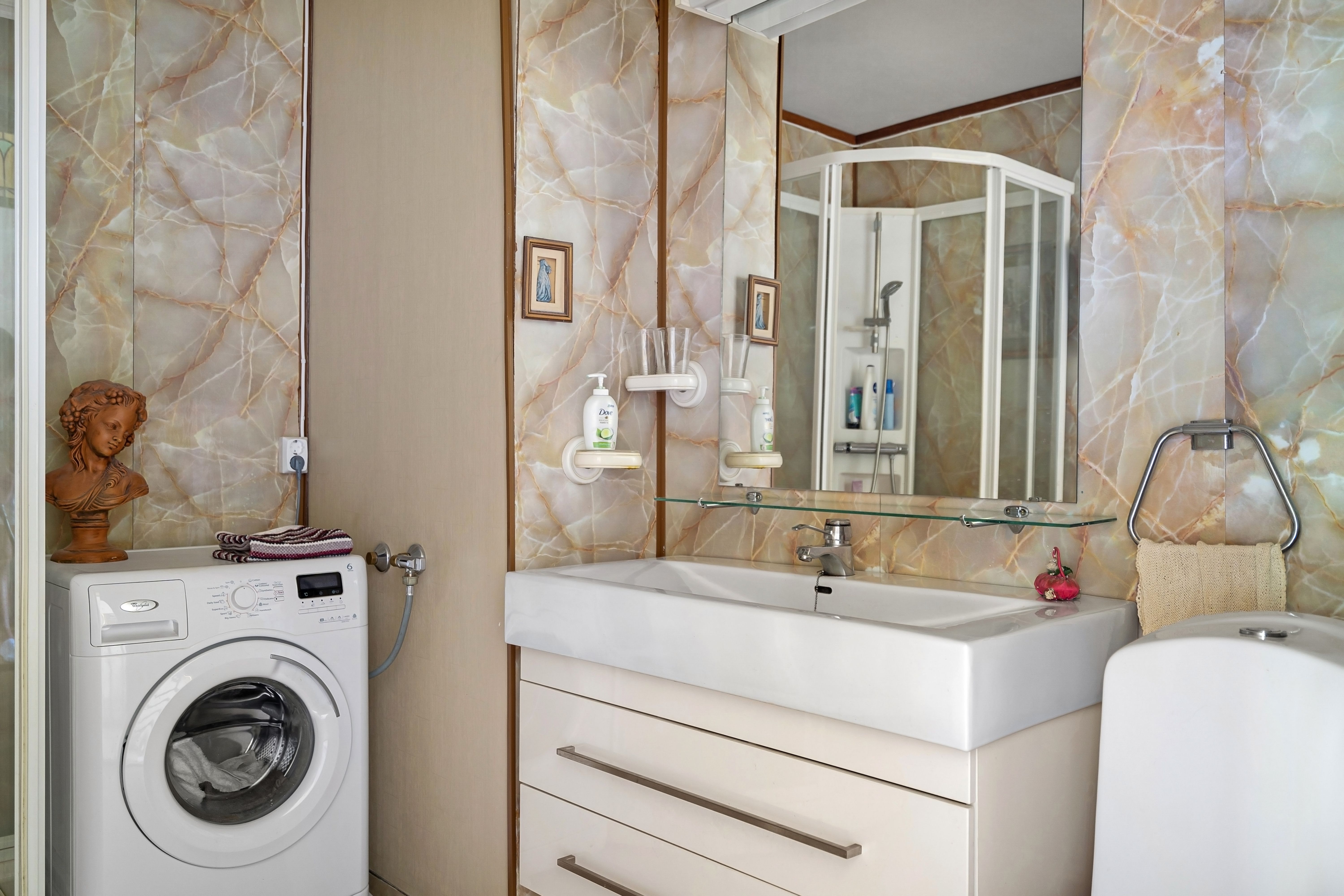 Schlichte Dusche mit modernen Armaturen