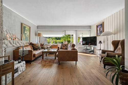 Бесплатное стоковое фото с гостиная, деревянный пол, диваны